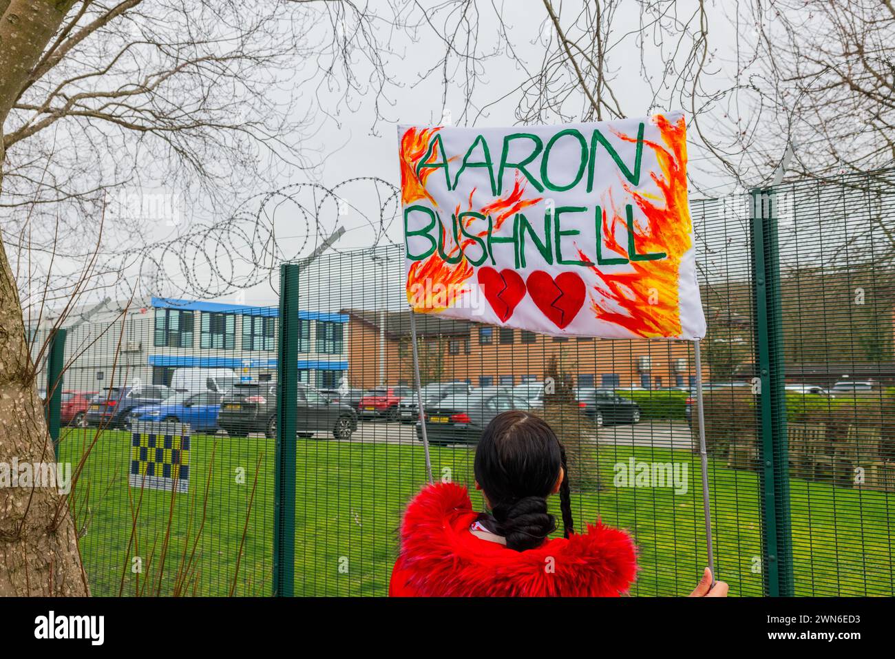 Shipley, Großbritannien. FEBRUAR 2023. Vor den Büros von Teledyne hält ein palästinensischer Demonstrant ein Schild mit dem Namen Aaron Bushnell, umgeben von Flammen. Dies ist eine Referenz und Erinnerung an das US-Luftwaffenmitglied, das sich am 25. Februar vor der israelischen Botschaft in Washington DC tödlich selbst verbrennt hat. Credit Milo Chandler/Alamy Live News Stockfoto