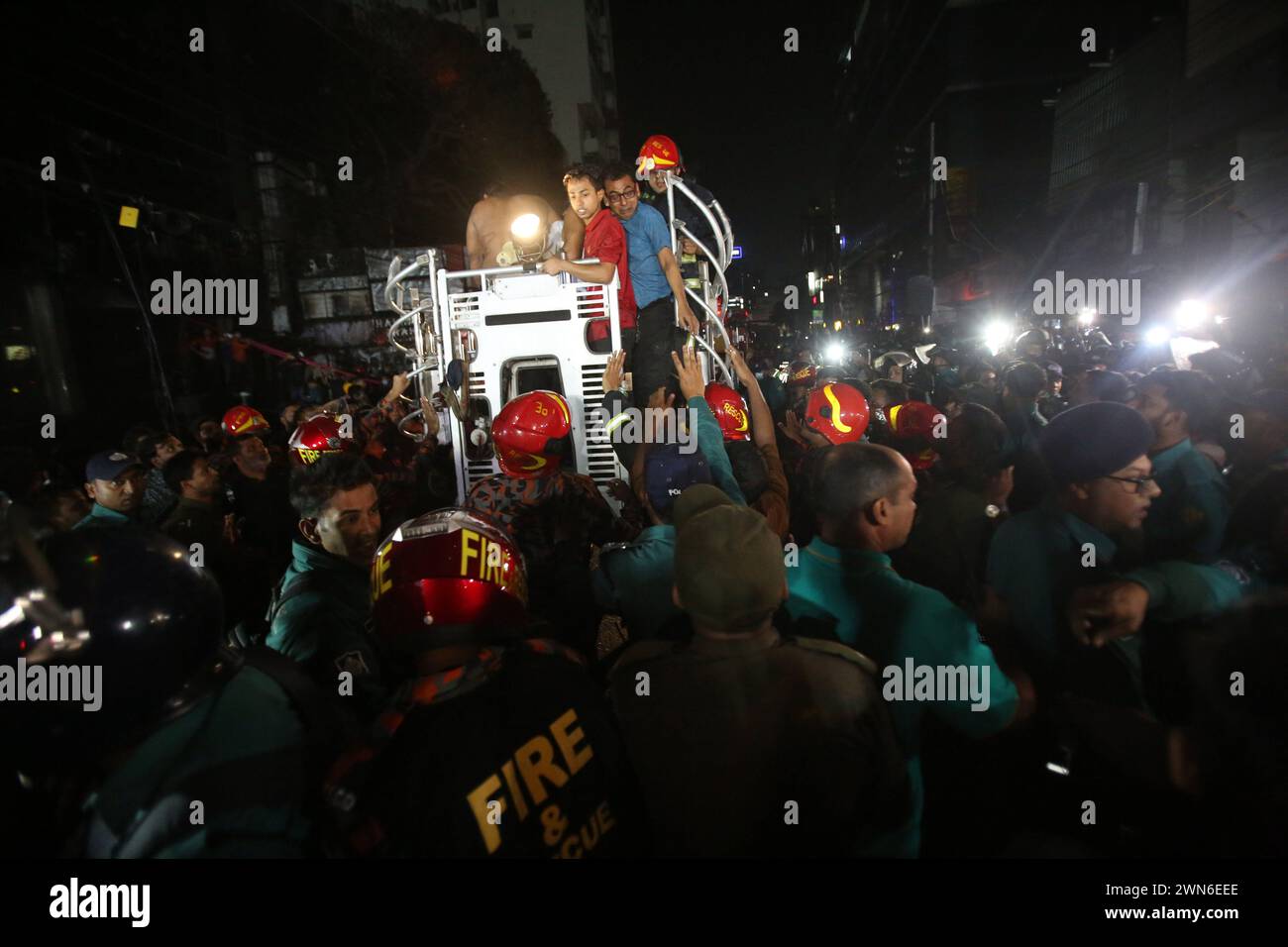 Dhaka. Februar 2024. Gerettete Menschen werden am 29. Februar 2024 an einen sicheren Ort in Dhaka, Bangladesch, gebracht. Mindestens 43 Menschen wurden am Donnerstagabend getötet, nachdem ein verheerendes Feuer durch ein Hochhaus in der Hauptstadt von Dhaka gerissen wurde. Quelle: Xinhua/Alamy Live News Stockfoto