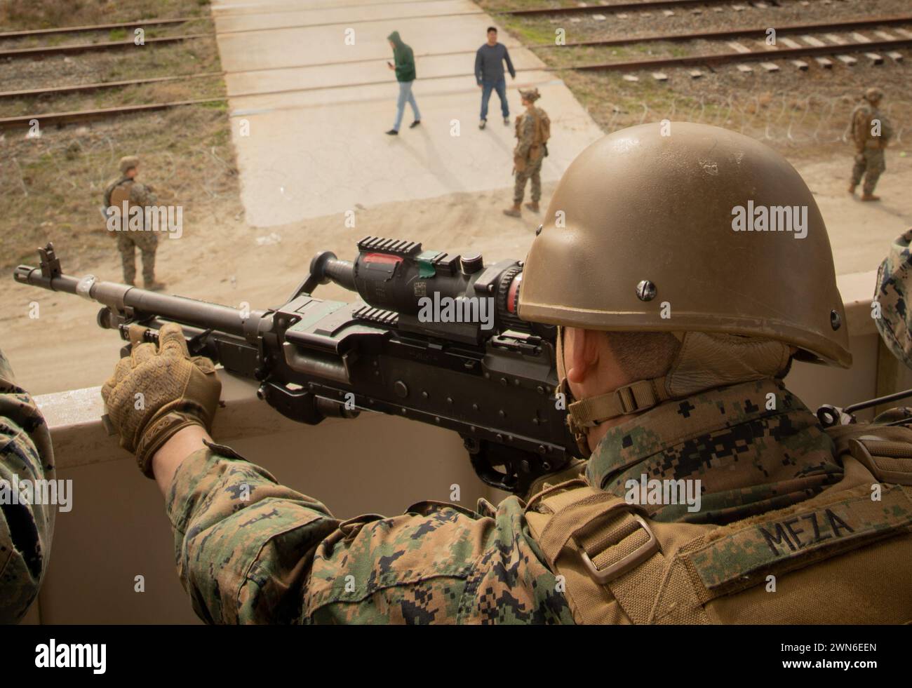 US-Marines mit Alpha Company, Bataillon Landing Team 1/8, 24. Marine Expeditionary Unit, halten Wache während einer Übung auf Lager Lejeune, North Carolina, 29. Februar 2024. Diese Schulungsübung soll die Kenntnisse in einer vorwärtsgerichteten Betriebsumgebung verbessern, die Befehls- und Steuerungsstruktur testen und praktische Übungen für Notfallmissionen in der Praxis durchführen. (Foto des U.S. Marine Corps von CPL. Aydan Millette) Stockfoto