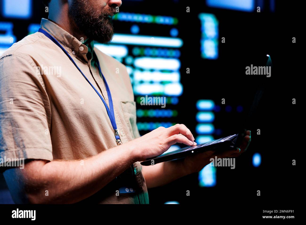 Präziser Techniker, der die Prüfung auf miteinander verbundenen Computern durchführt, die ein Servernetzwerk erstellen. High-Tech-Einrichtung mit parallelem Computing zur Durchführung komplexer Rechenvorgänge und Prozessdaten Stockfoto