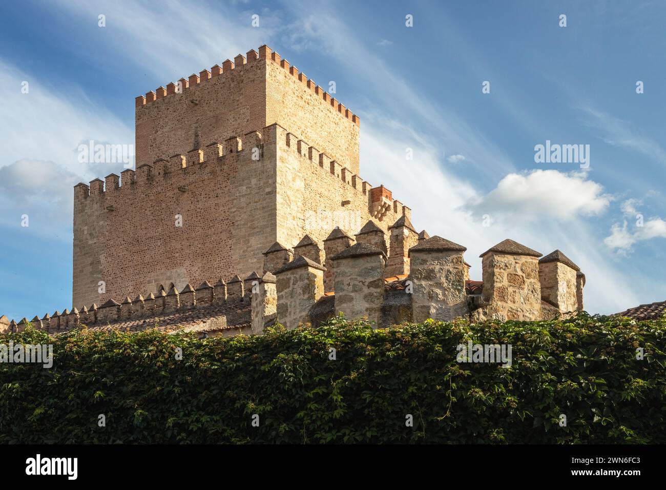 Burg von Ciudad Rodrigo in Spanien, beleuchtet von der späten Tagessonne. Stockfoto