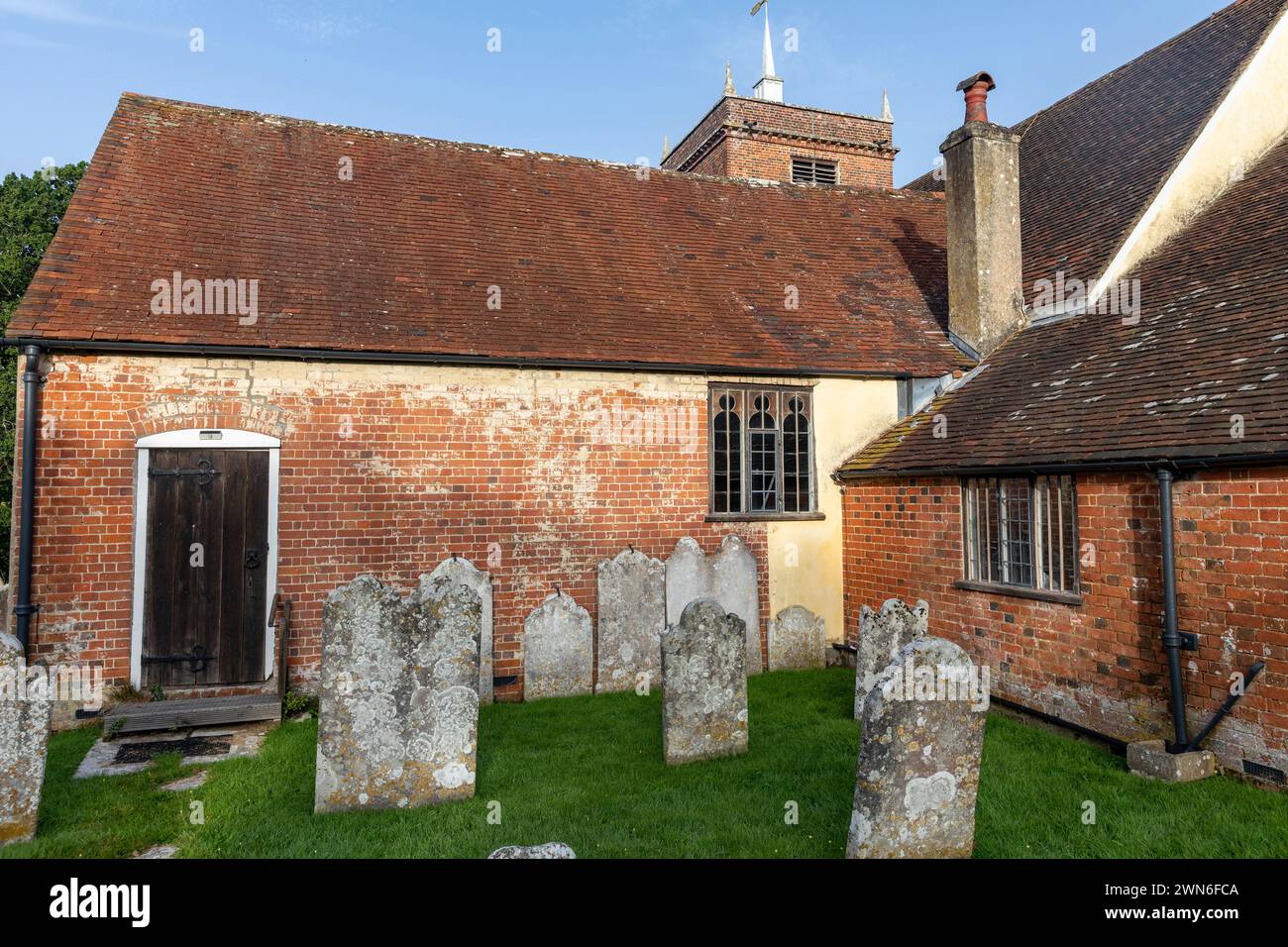 Die All Saints Church, Kirche aus dem 13. Jahrhundert in Minstead Lyndhurst, wo Sir Arthur Conan Doyle mit seiner Frau Hampshire, England, beerdigt wird Stockfoto