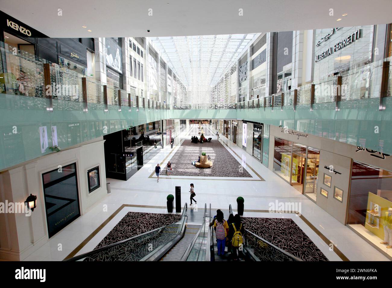 Dubai, Vereinigte Arabische Emirate - 25. juni 2013 - Dubai Mall, das moderne und größte Einkaufszentrum der Welt, in der Innenstadt Stockfoto