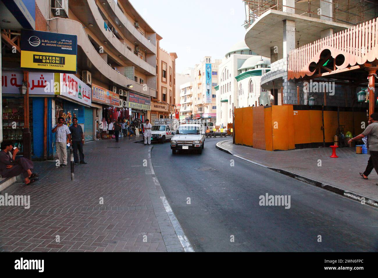 Vereinigte Arabische Emirate, Dubai - 29. juni 2013 - viele verschiedene Gewürze und Geschenke werden in der traditionellen Ladenstraße in Deira, Dubai, verkauft Stockfoto
