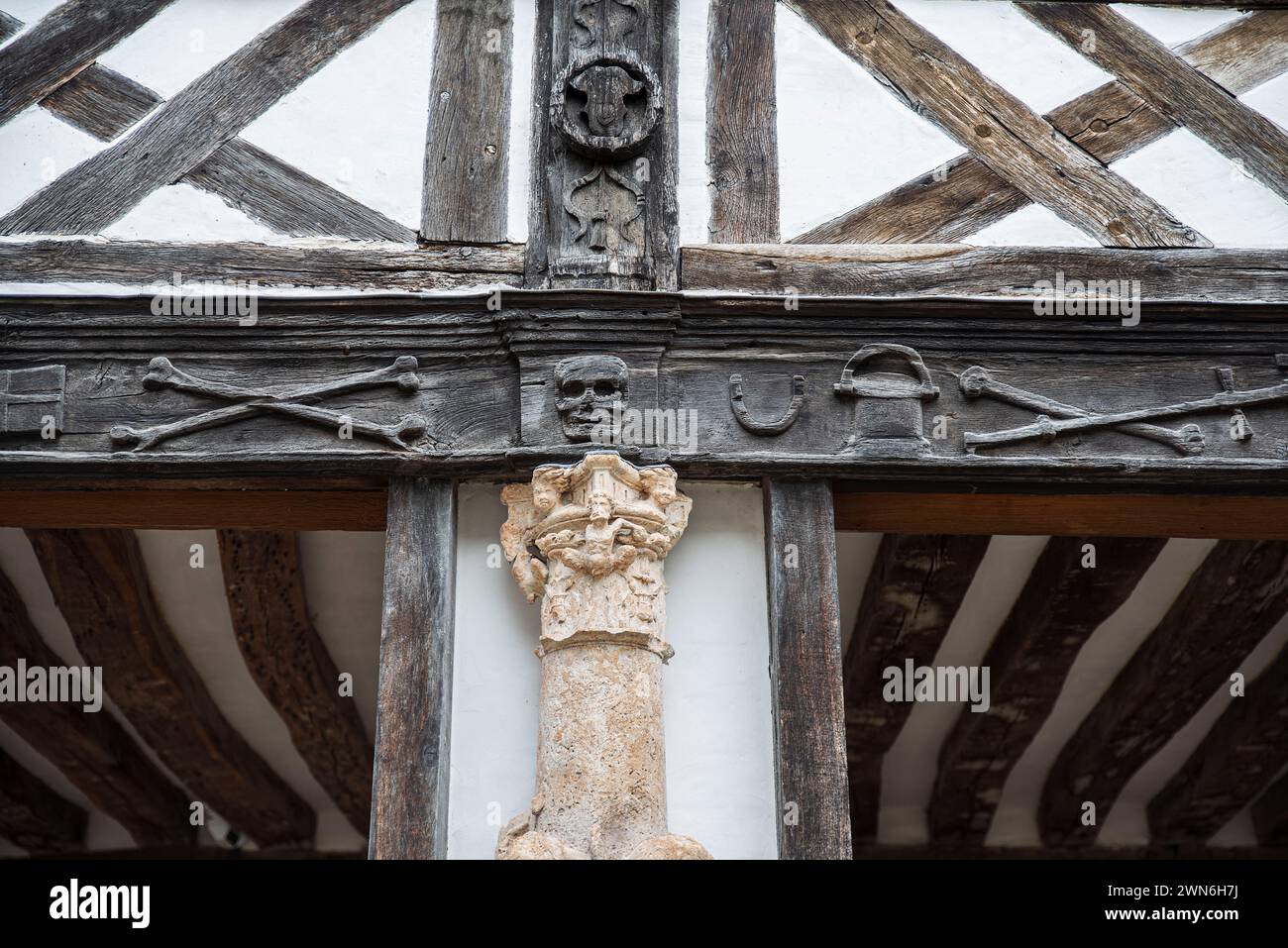 Architektonische Details alter dekorativer Motive in das Holz eines alten Fachwerkhauses in Rouen, Frankreich Stockfoto