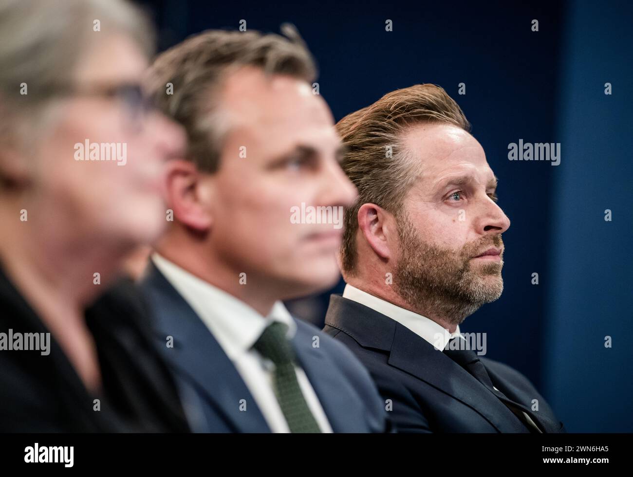 DEN HAAG - (L-R) Jantine Kriens (RLI), Mark Harbers, scheidender Minister für Infrastruktur und Wasserwirtschaft, und Hugo de Jonge, scheidender Minister für Wohnungswesen und Raumordnung, während einer Pressekonferenz des Rates für Umwelt und Infrastruktur (RLI) in Nieuwspoort. Der rat gibt Ratschläge zur Verhütung einer Gründungskrise ab. ANP BART MAAT niederlande Out - belgien Out Stockfoto