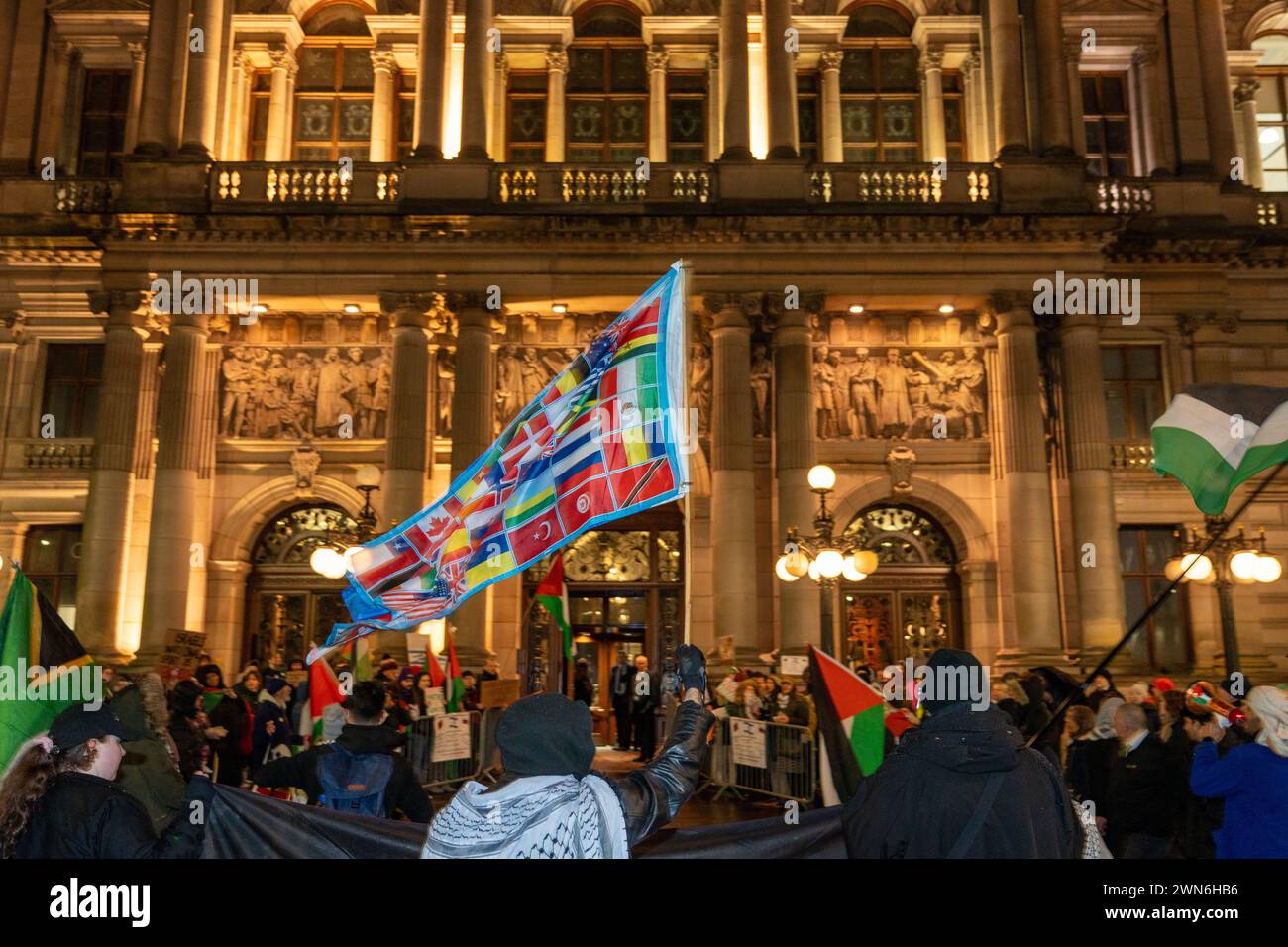 Glasgow, Schottland, Großbritannien. Februar 2024. Palästinensische Anhänger versammeln sich vor dem Empfang der Bürger für die Leichtathletik-Hallenweltmeisterschaften 2024. An dem Empfang in den City Chambers nahmen Vertreter der Leichtathletik-Welt Teil, darunter Sebastian Coe. Die Demonstranten sprachen sich gegen die Teilnahme israelischer Athleten an den Weltmeisterschaften aus, die vom 1. Bis 3. März in Glasgow stattfinden. Stockfoto