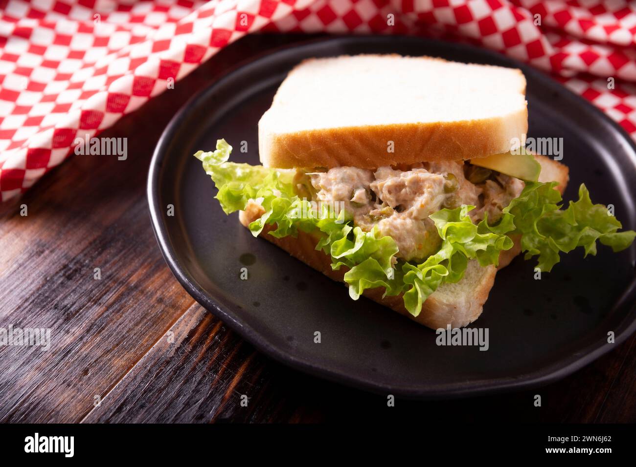 Thunfischsalat-Sandwich. Es ist ein schnelles, einfaches und nahrhaftes Rezept, gesundes Essen, köstlicher Snack sehr beliebt in vielen Ländern. Stockfoto