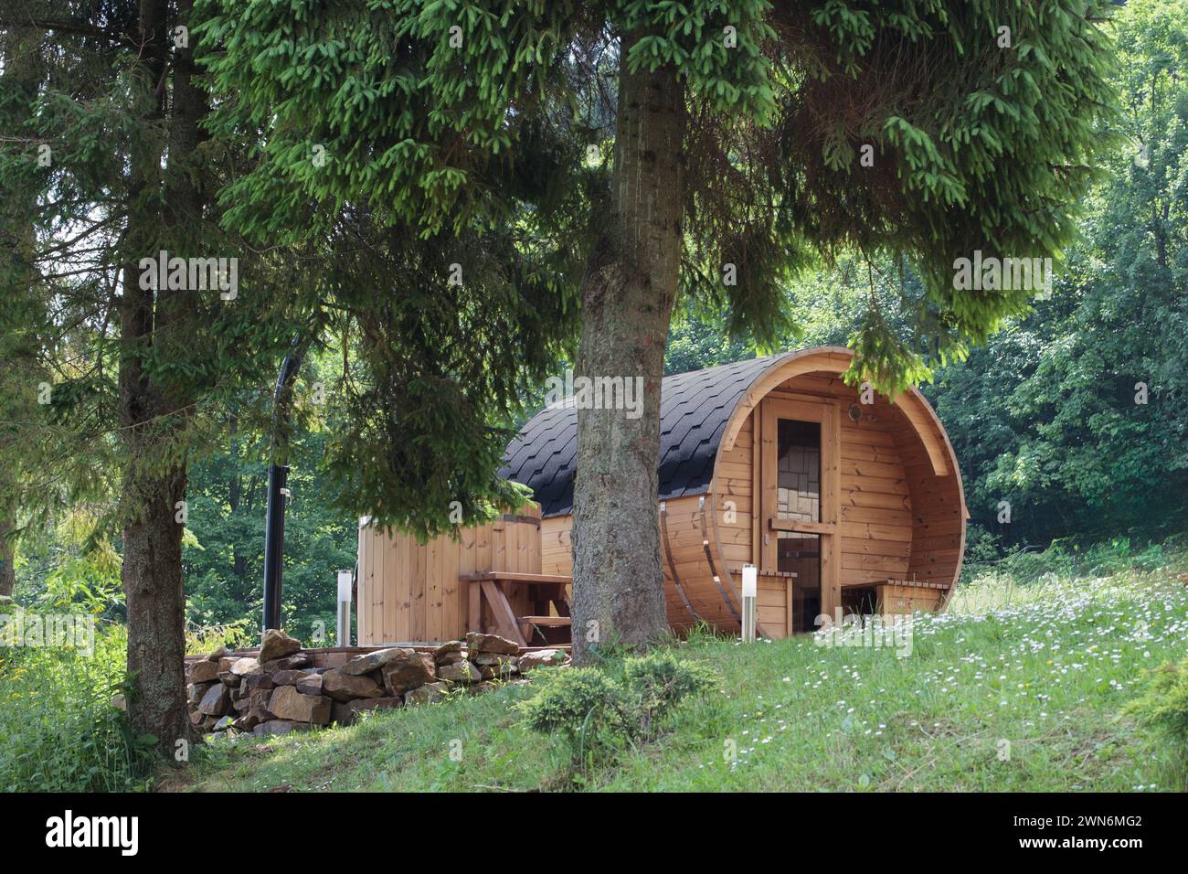 Wald Sauna Retreat in einer ruhigen Waldlichtung, ein friedlicher Rückzugsort in einer natürlichen Umgebung Stockfoto