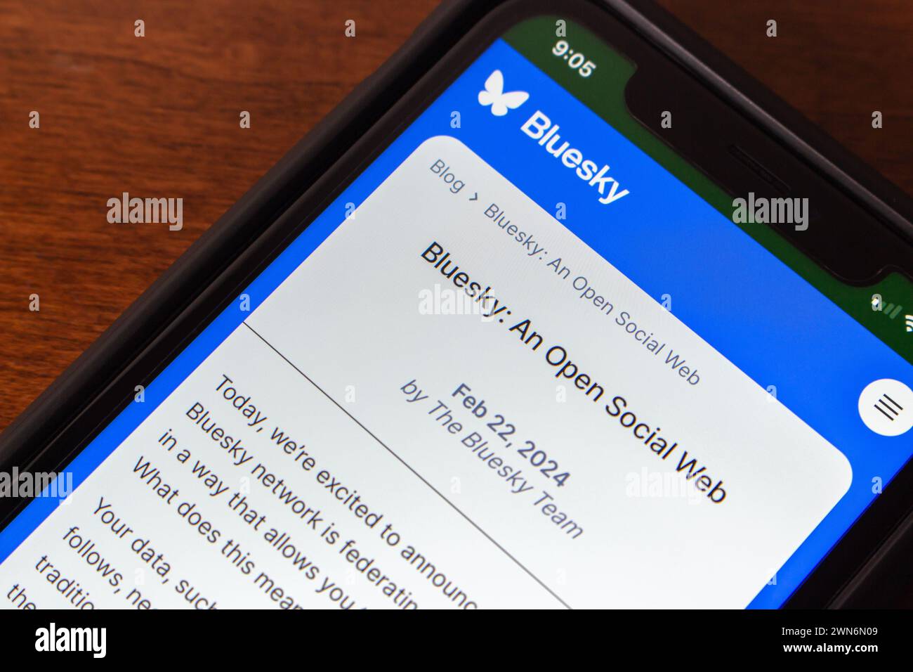 „Bluesky: Ein offenes Social Web“-Website auf dem iPhone. BlueSky hat den Zusammenschluss seines Netzwerks angekündigt, damit Benutzer ihre eigenen Daten hosten können Stockfoto