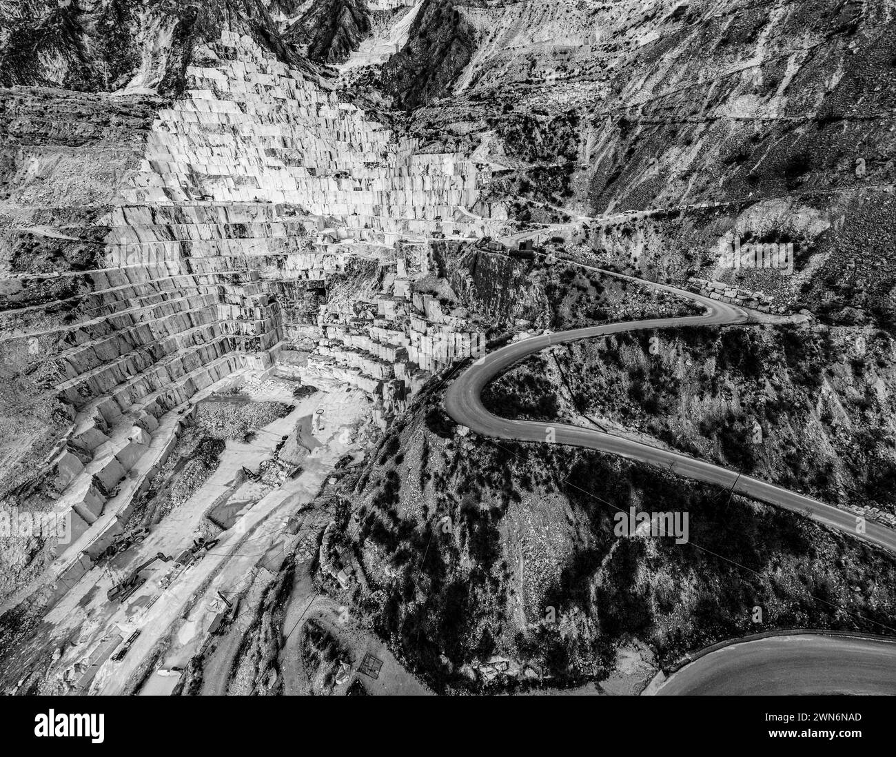 Apuanische Alpen, weiße Marmorsteinbrüche, Ravaccione Tal, Marmorblöcke Transportwagen Straße, Bergbautal, weiße Straßen für Marmorblöcke Transport Stockfoto