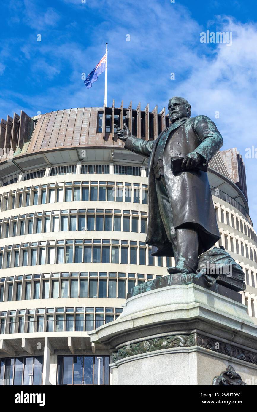 Richard Seddon Statue und das Beehive New Zealand Parliament Building, Lambton Quay, Pipitea, Wellington, Neuseeland Stockfoto