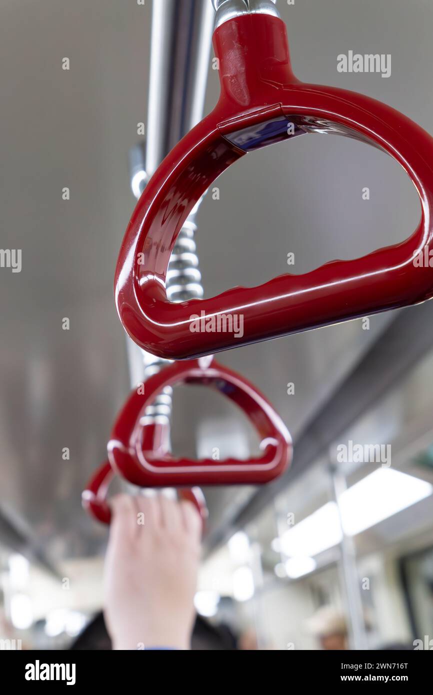 Handläufe in einer U-Bahn in vertikaler Komposition Stockfoto