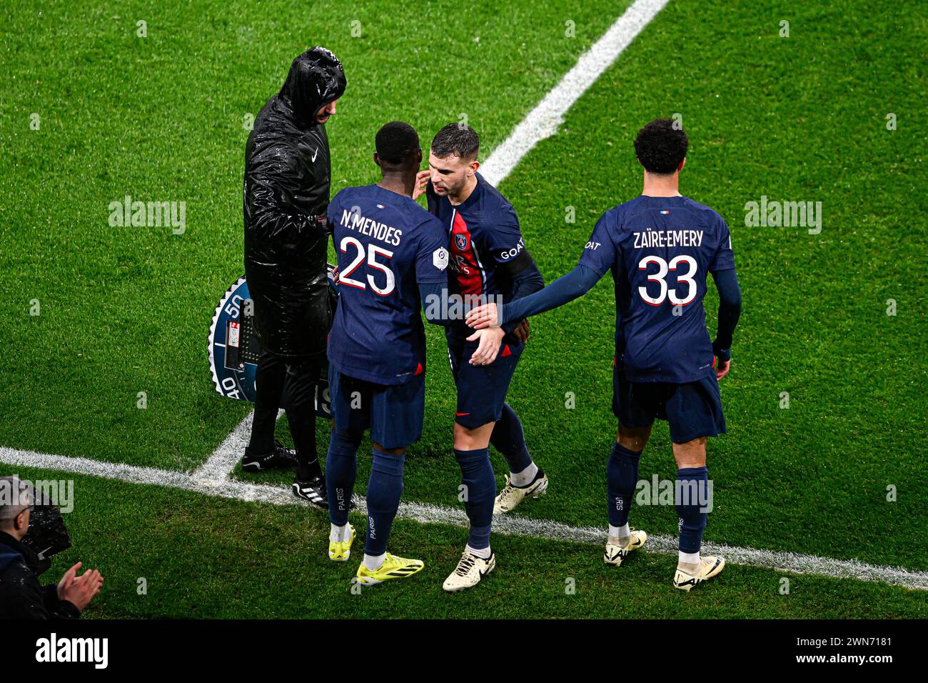 Paris, Frankreich. Februar 2024. Nuno Mendes Lucas Hernandez und Warren Zaire-Emery während des Fußballspiels der Ligue 1 zwischen Paris Saint-Germain PSG und Stade Rennais F.C. oder Rennes im Parc des Princes in Paris, Frankreich, am 25. Februar 2024. Quelle: Victor Joly/Alamy Live News Stockfoto