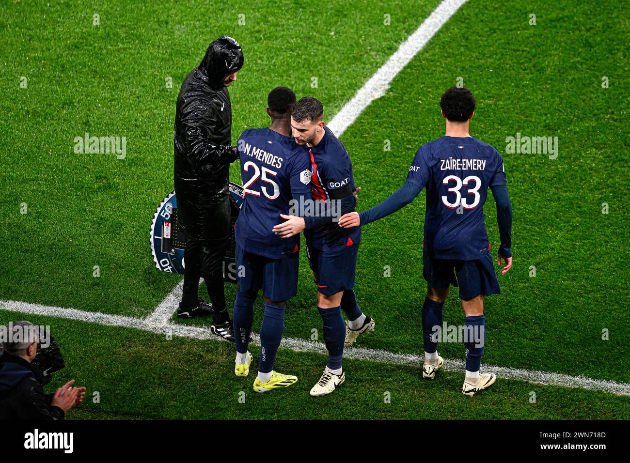 Paris, Frankreich. Februar 2024. Nuno Mendes Lucas Hernandez und Warren Zaire-Emery während des Fußballspiels der Ligue 1 zwischen Paris Saint-Germain PSG und Stade Rennais F.C. oder Rennes im Parc des Princes in Paris, Frankreich, am 25. Februar 2024. Quelle: Victor Joly/Alamy Live News Stockfoto