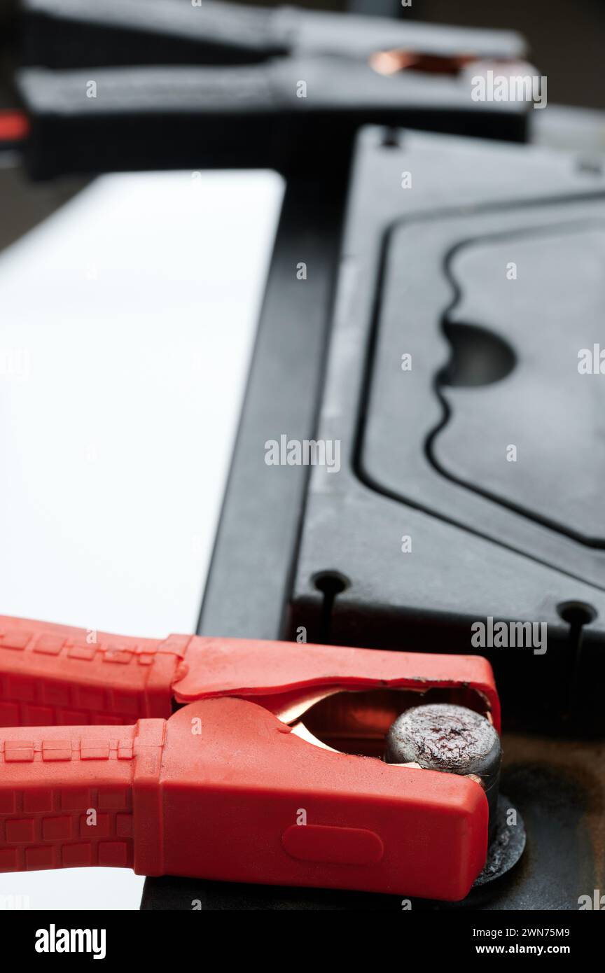 Pflege des Designs der chemischen Fahrzeugbatterie mit weichem Unschärfe-Hintergrund Stockfoto