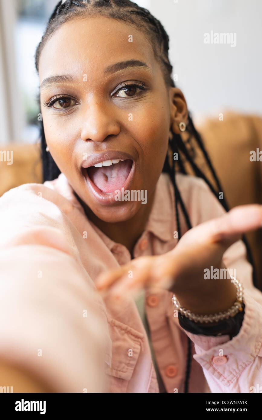 Eine junge Afroamerikanerin mit geflochtenen Haaren macht ein Selfie Stockfoto