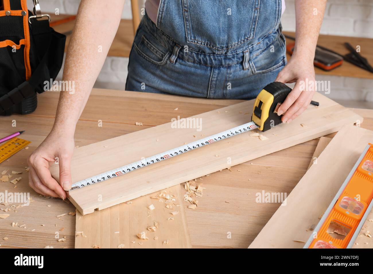 Zimmermannsmaße mit Klebeband in der Werkstatt, Großaufnahme Stockfoto