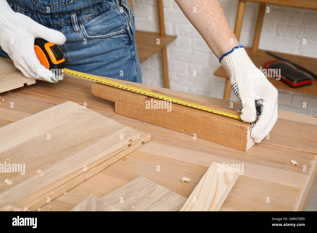 Zimmermannsmaße mit Klebeband in der Werkstatt, Großaufnahme Stockfoto