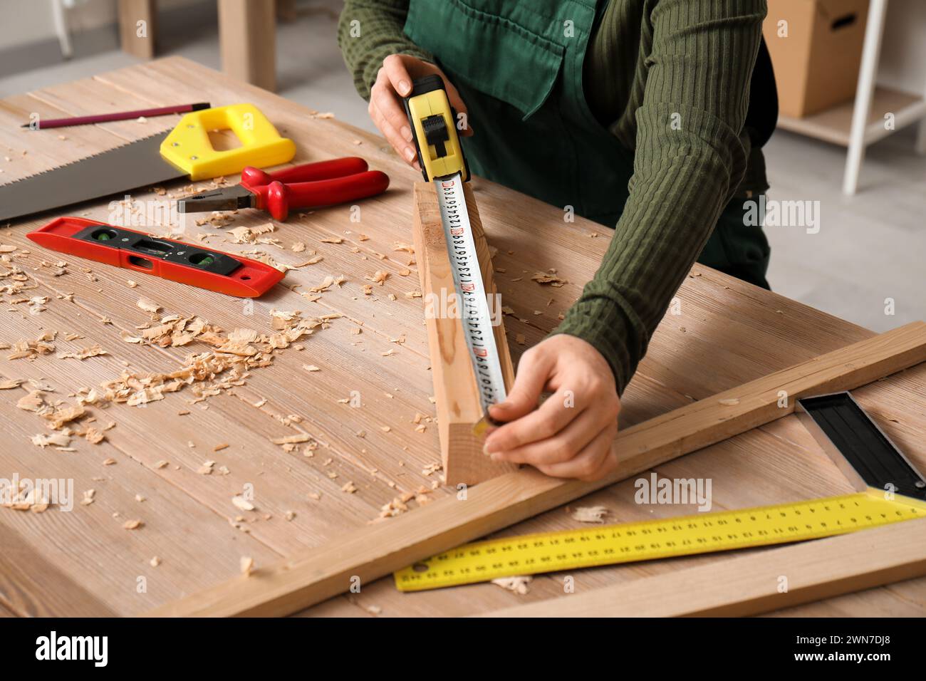 Zimmermannsmaße mit Klebeband in der Werkstatt, Großaufnahme Stockfoto