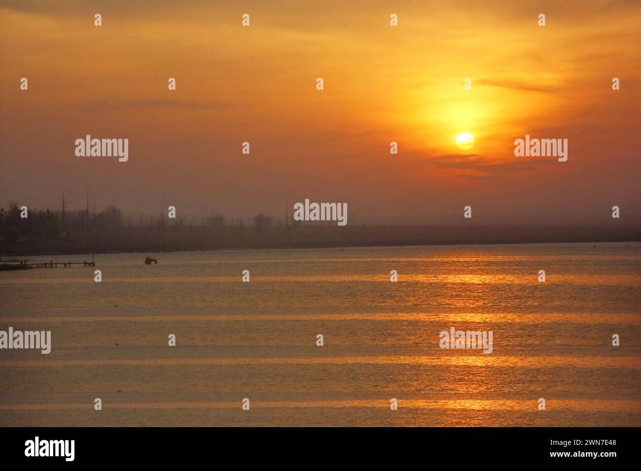 Sonnenuntergang oder Sonnenaufgang mit Sonnenlicht Einfluss auf Welle, abstrakter Natur Hintergrund Stockfoto