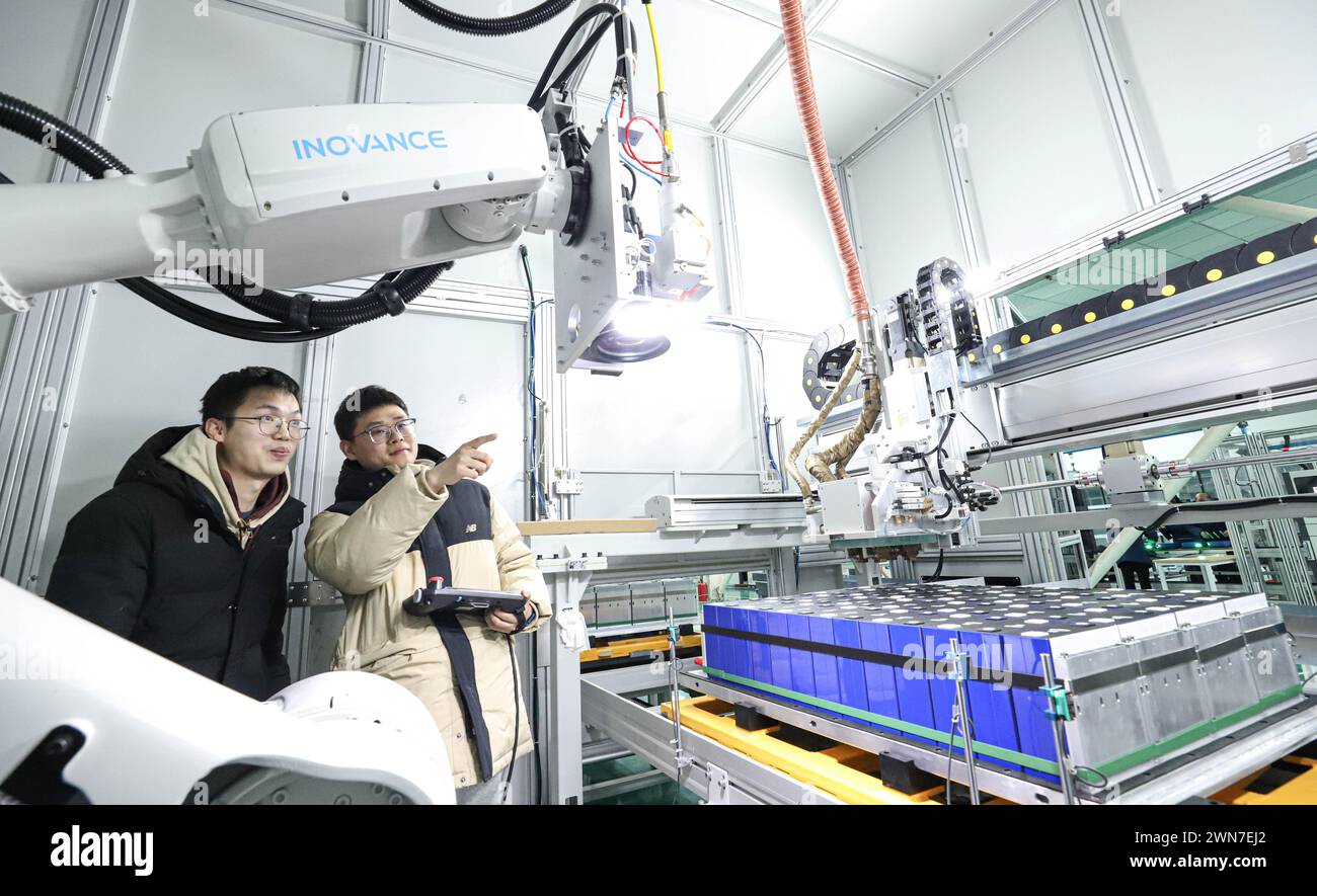 ZHANGYE, CHINA – 29. FEBRUAR 2024 – Arbeiter beobachten den Betrieb an einer automatisierten Produktionslinie für PACK, ein Hersteller von Energiespeicheranlagen Stockfoto