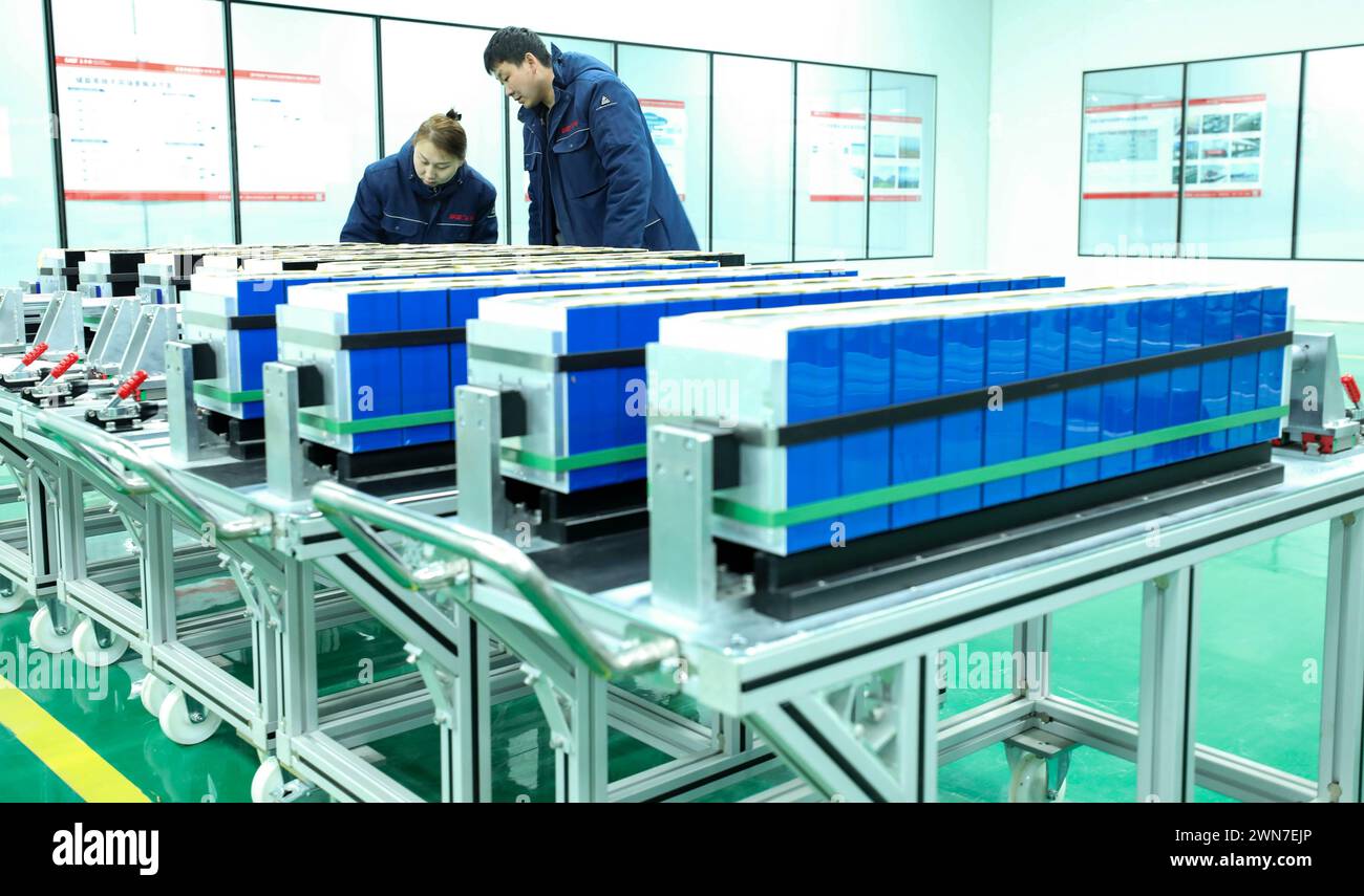 ZHANGYE, CHINA – 29. FEBRUAR 2024 – Arbeiter überprüfen die Verpackung von Modulen an einer automatisierten Produktionslinie für Energiespeicheranlagen Stockfoto