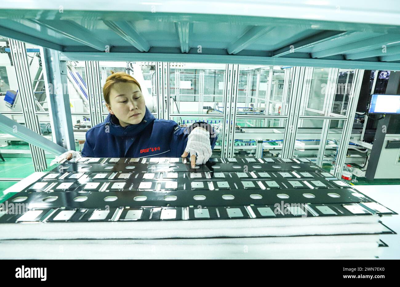 ZHANGYE, CHINA - 29. FEBRUAR 2024 - Ein Mitarbeiter überprüft Zubehör an einer automatisierten Produktionslinie für die Herstellung von Energiespeichergeräten Stockfoto