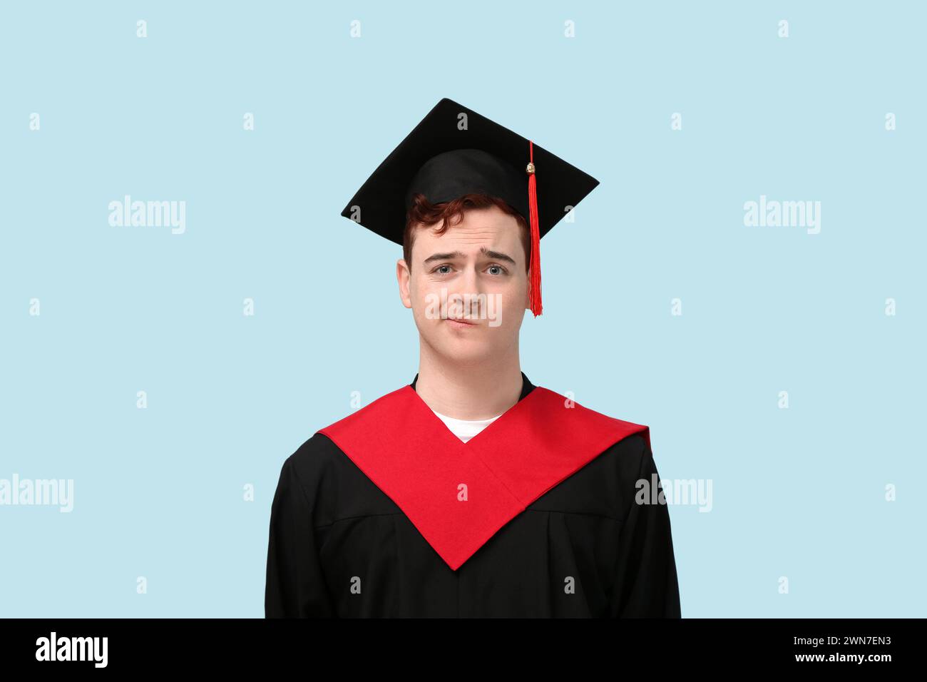 Nachdenklicher Student auf blauem Hintergrund Stockfoto