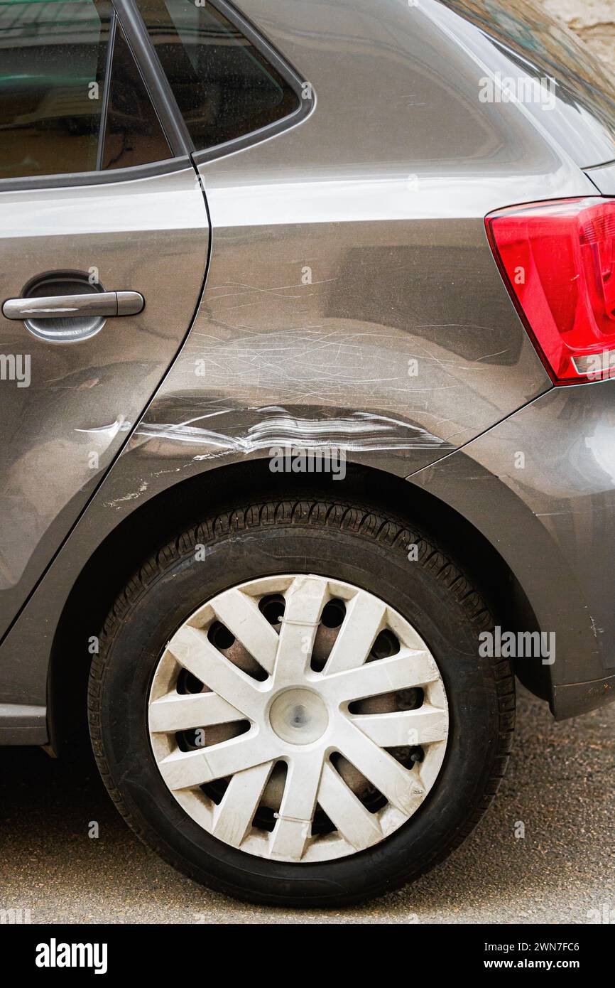 Ein Fahrzeug mit beschädigtem Kotflügel steht am Straßenrand Stockfoto