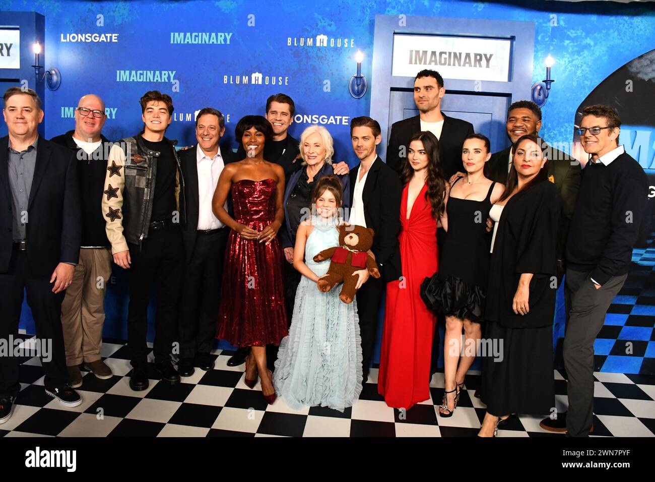 Los Angeles, Kalifornien, USA 29. Februar 2024 (L-R) Regisseur Jeff Wadlow, Schauspielerin DeWanda Wise, Schauspieler Tom Payne, Schauspielerin Taegen Burns, Schauspielerin Pyper Braun, die Schauspielerin Betty Buckley, der Produzent Jason Blum und die Darstellerin nahmen am 29. Februar 2024 am Lionsgate Blumhouse Imagination Premiere Event im The Grove in Los Angeles, Kalifornien, USA Teil. Foto: Barry King/Alamy Live News Stockfoto