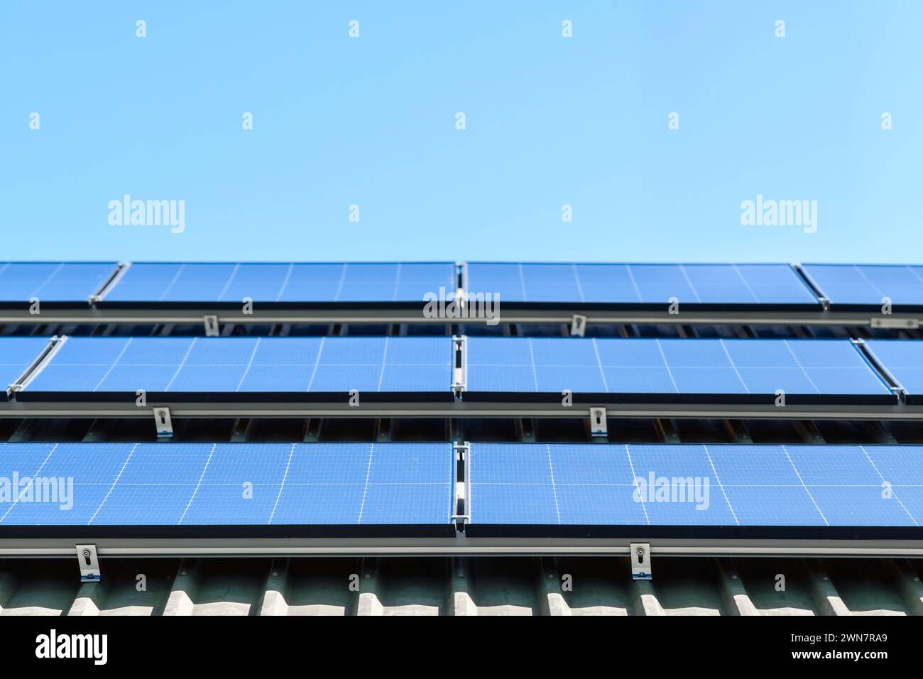 Solarpaneele auf dem Dach des Hauses in Australien vor klarem blauem Himmel installiert Stockfoto