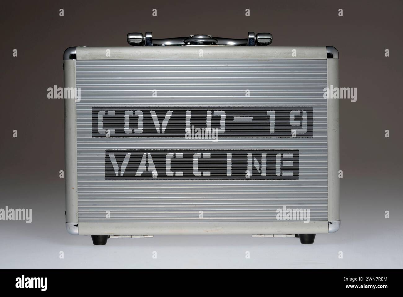Metalletui mit covid-19-Impfwortschablone auf der Seitenwand Stockfoto