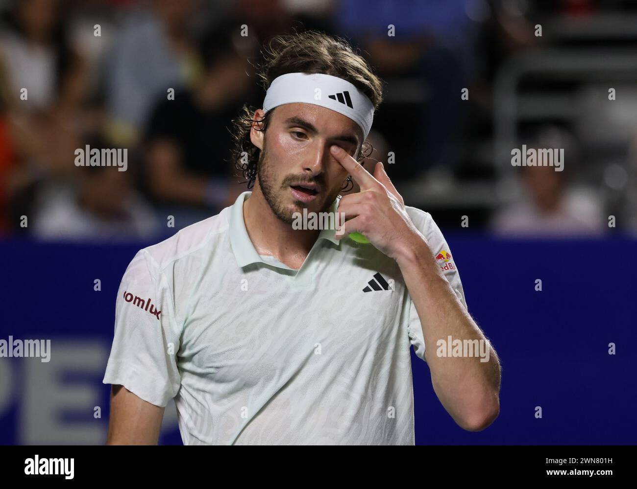 Acapulco, Mexiko. Februar 2024. Stefanos Tsitsipas aus Griechenland reagiert im Viertelfinalspiel gegen Alex de Minaur aus Australien beim ATP Mexican Open Tennis Turnier 2024 in Acapulco, Mexiko, 29. Februar 2024. Quelle: Li Mengxin/Xinhua/Alamy Live News Stockfoto