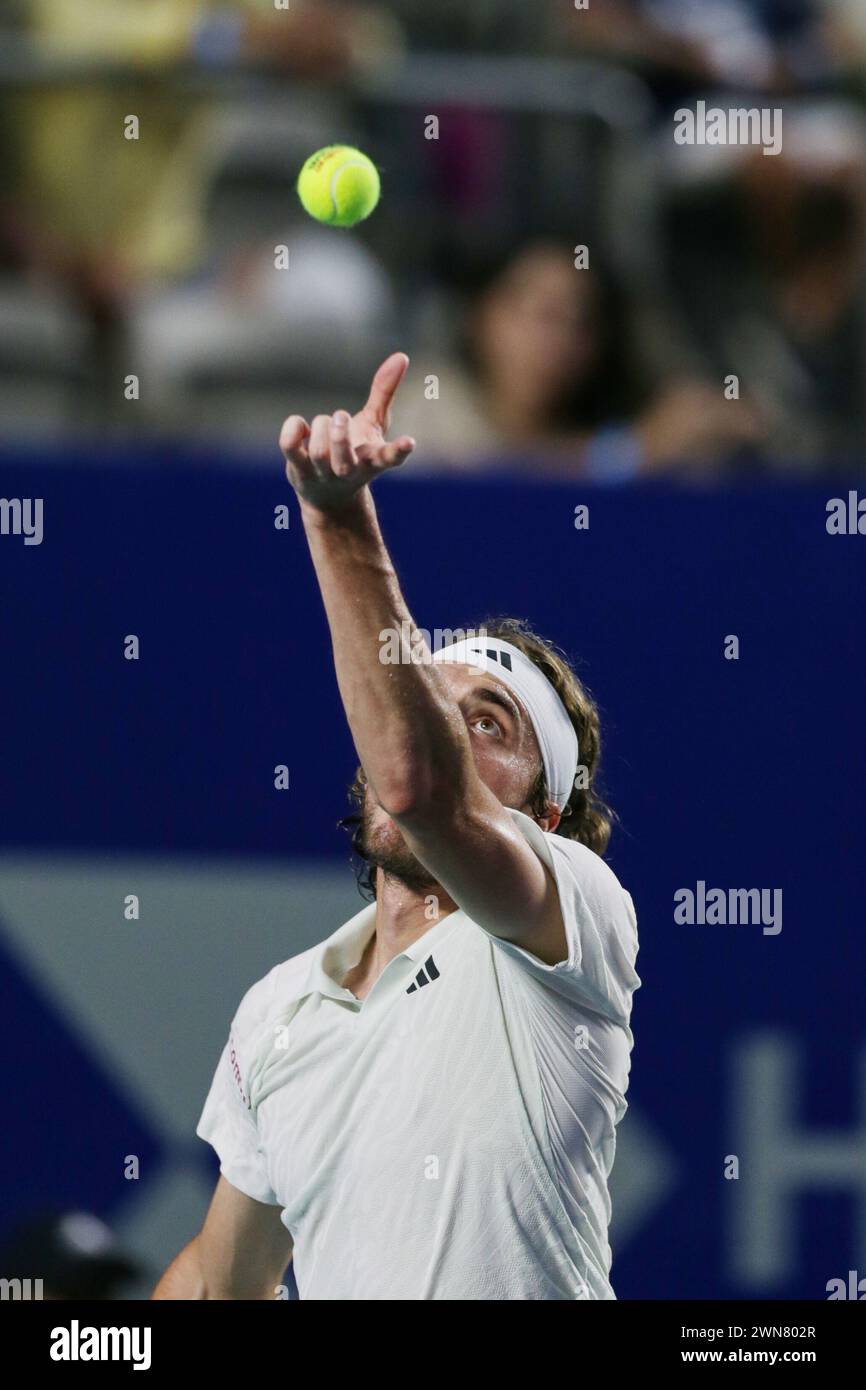 Acapulco, Mexiko. Februar 2024. Stefanos Tsitsipas aus Griechenland diente den Ball während des Viertelfinalspiels gegen Alex de Minaur aus Australien beim ATP Mexican Open Tennis Turnier 2024 in Acapulco, Mexiko, 29. Februar 2024. Quelle: Francisco Canedo/Xinhua/Alamy Live News Stockfoto