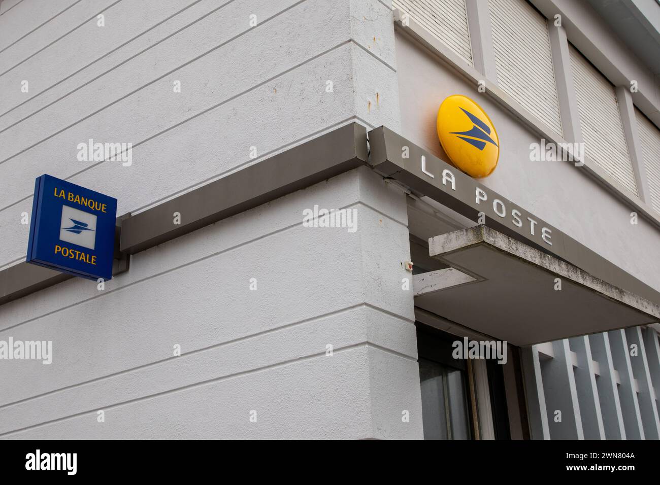 Bordeaux , Aquitaine Frankreich - 01 10 2022 : La poste und La Banque Postale französische Post Text Logo Bank auf Shop Schild Markenwand Stockfoto