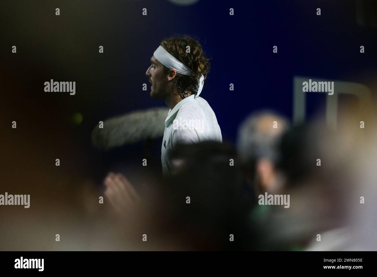 Acapulco, Mexiko. Februar 2024. Stefanos Tsitsipas aus Griechenland reagiert im Viertelfinalspiel gegen Alex de Minaur aus Australien beim ATP Mexican Open Tennis Turnier 2024 in Acapulco, Mexiko, 29. Februar 2024. Quelle: Francisco Canedo/Xinhua/Alamy Live News Stockfoto