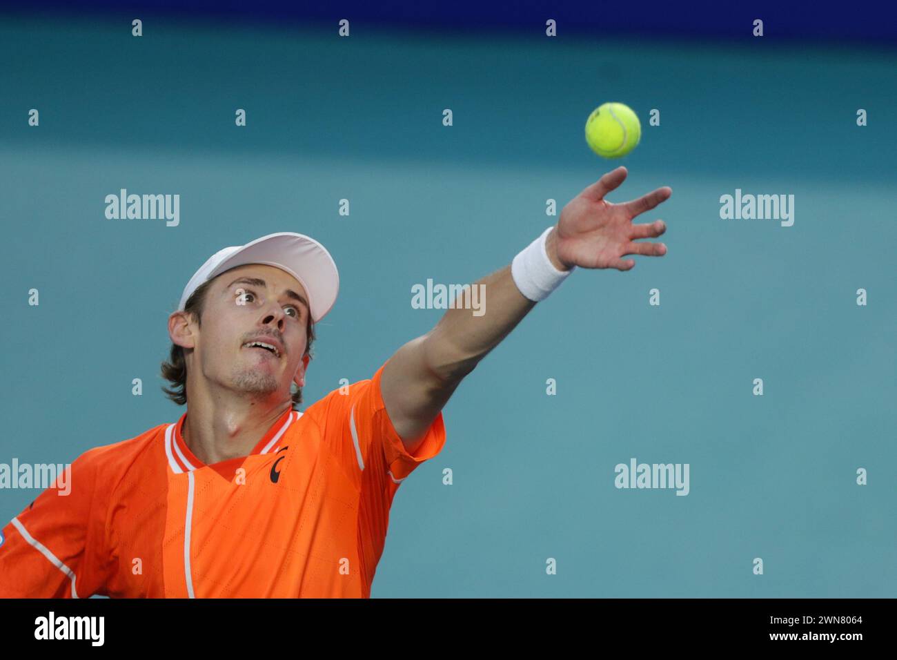 Acapulco, Mexiko. Februar 2024. Alex de Minaur aus Australien diente den Ball während des Viertelfinalspiels gegen Stefanos Tsitsipas aus Griechenland beim ATP Mexican Open Tennis Turnier 2024 in Acapulco, Mexiko, 29. Februar 2024. Quelle: Francisco Canedo/Xinhua/Alamy Live News Stockfoto