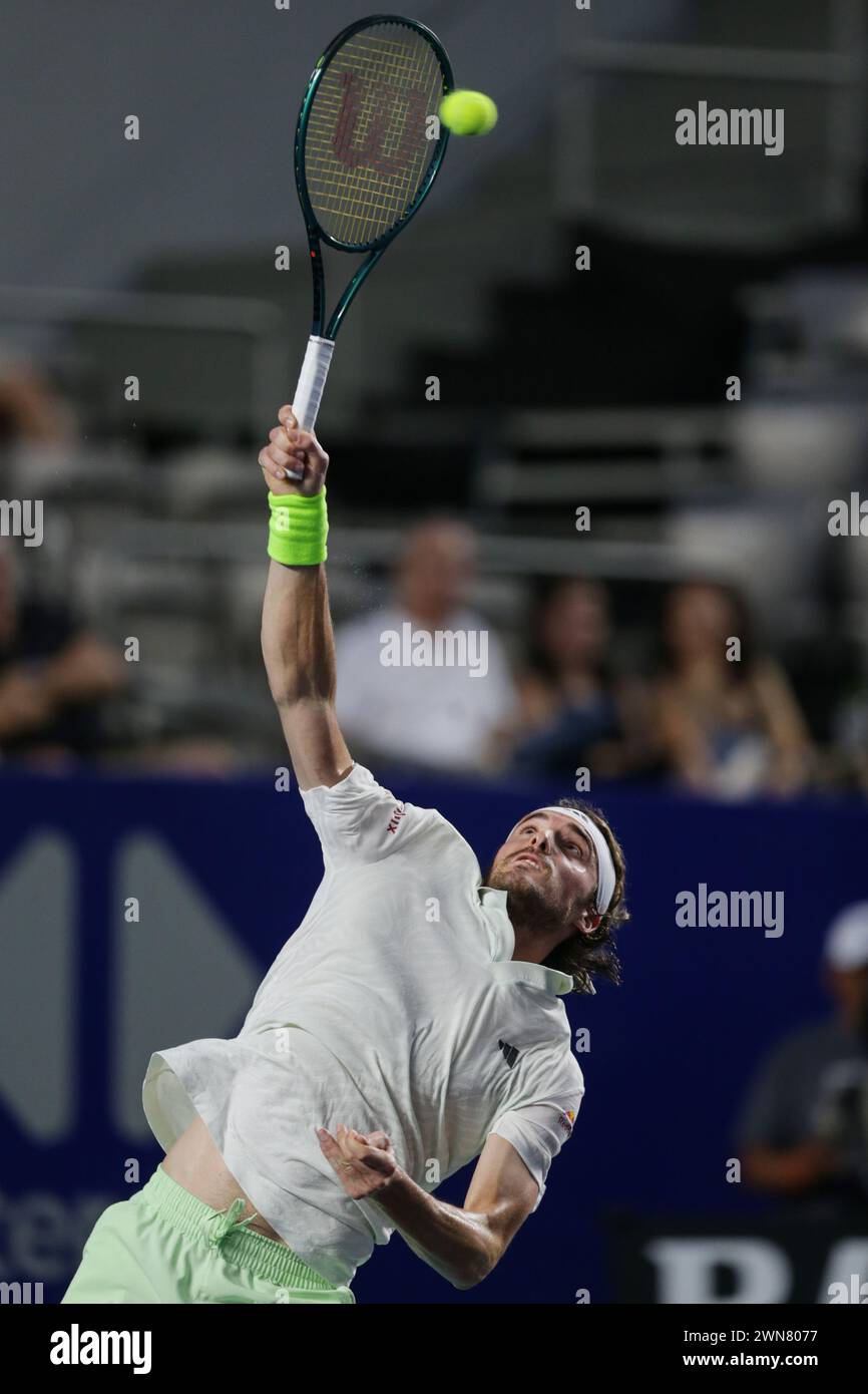 Acapulco, Mexiko. Februar 2024. Stefanos Tsitsipas aus Griechenland diente den Ball während des Viertelfinalspiels gegen Alex de Minaur aus Australien beim ATP Mexican Open Tennis Turnier 2024 in Acapulco, Mexiko, 29. Februar 2024. Quelle: Francisco Canedo/Xinhua/Alamy Live News Stockfoto