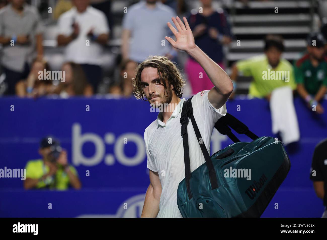 Acapulco, Mexiko. Februar 2024. Stefanos Tsitsipas aus Griechenland begrüßt die Zuschauer nach dem Viertelfinalspiel gegen Alex de Minaur aus Australien beim ATP Mexican Open Tennis-Turnier 2024 in Acapulco, Mexiko, 29. Februar 2024. Quelle: Li Mengxin/Xinhua/Alamy Live News Stockfoto