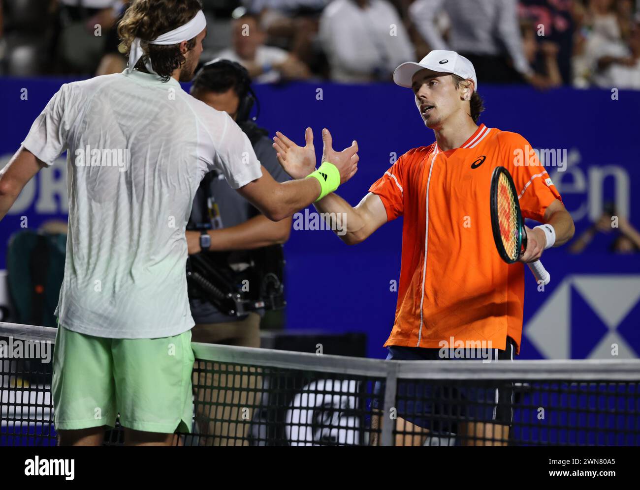 Acapulco, Mexiko. Februar 2024. Alex de Minaur (R) aus Australien schüttelt nach ihrem Viertelfinalspiel beim ATP Mexican Open Tennis-Turnier 2024 in Acapulco, Mexiko, am 29. Februar 2024 die Hand mit Stefanos Tsitsipas aus Griechenland. Quelle: Li Mengxin/Xinhua/Alamy Live News Stockfoto