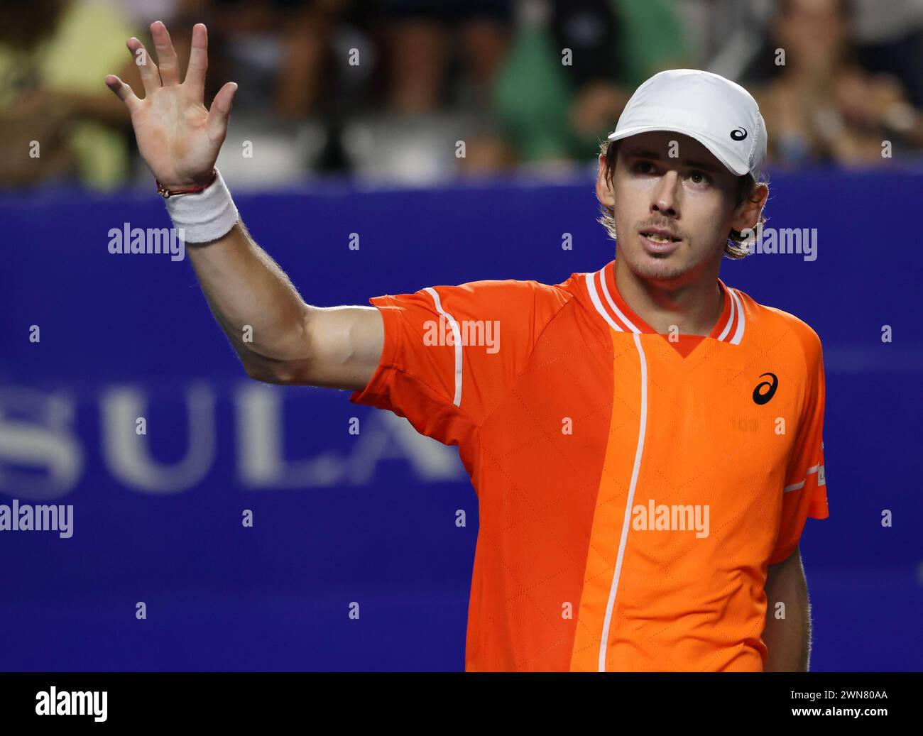 Acapulco, Mexiko. Februar 2024. Alex de Minaur aus Australien begrüßt die Zuschauer nach dem Viertelfinalspiel gegen Stefanos Tsitsipas aus Griechenland beim ATP Mexican Open Tennis Turnier 2024 in Acapulco, Mexiko, 29. Februar 2024. Quelle: Li Mengxin/Xinhua/Alamy Live News Stockfoto