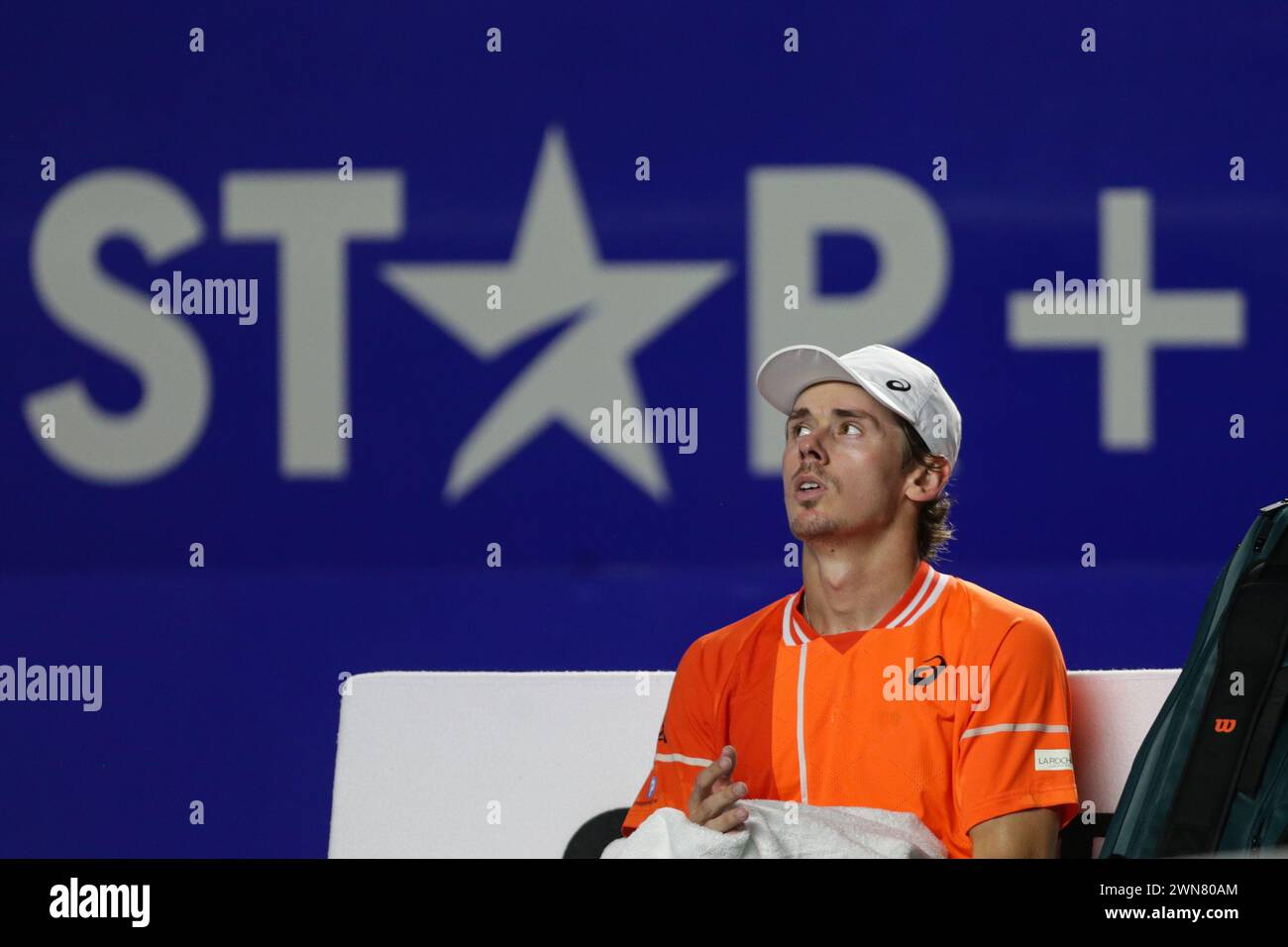 Acapulco, Mexiko. Februar 2024. Alex de Minaur aus Australien reagiert im Viertelfinalspiel gegen Stefanos Tsitsipas aus Griechenland beim ATP Mexican Open-Tennisturnier 2024 in Acapulco, Mexiko, am 29. Februar 2024. Quelle: Francisco Canedo/Xinhua/Alamy Live News Stockfoto