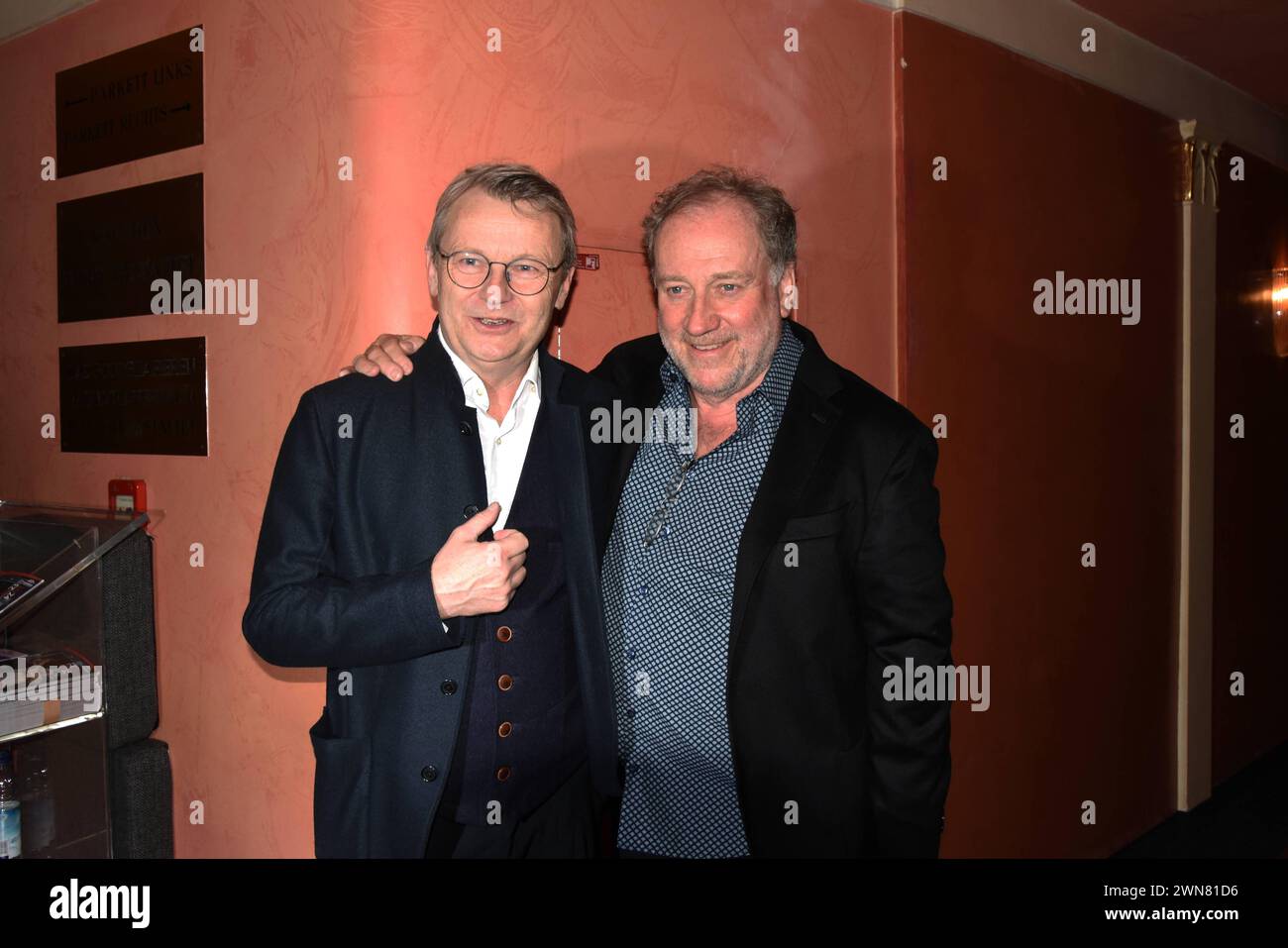 RenŽ Heinersdorff Harold Faltermeyer Produzent München 29.02.2024 Theater kleine Komoedie Bayerischer Hof Premiere -Weiße Turnschuhe München *** RenŽ Heinersdorff Harold Faltermeyer Produzent München 29 02 2024 Theater kleine Komoedie Bayerischer Hof Premiere Weiße Turnschuhe München Stockfoto