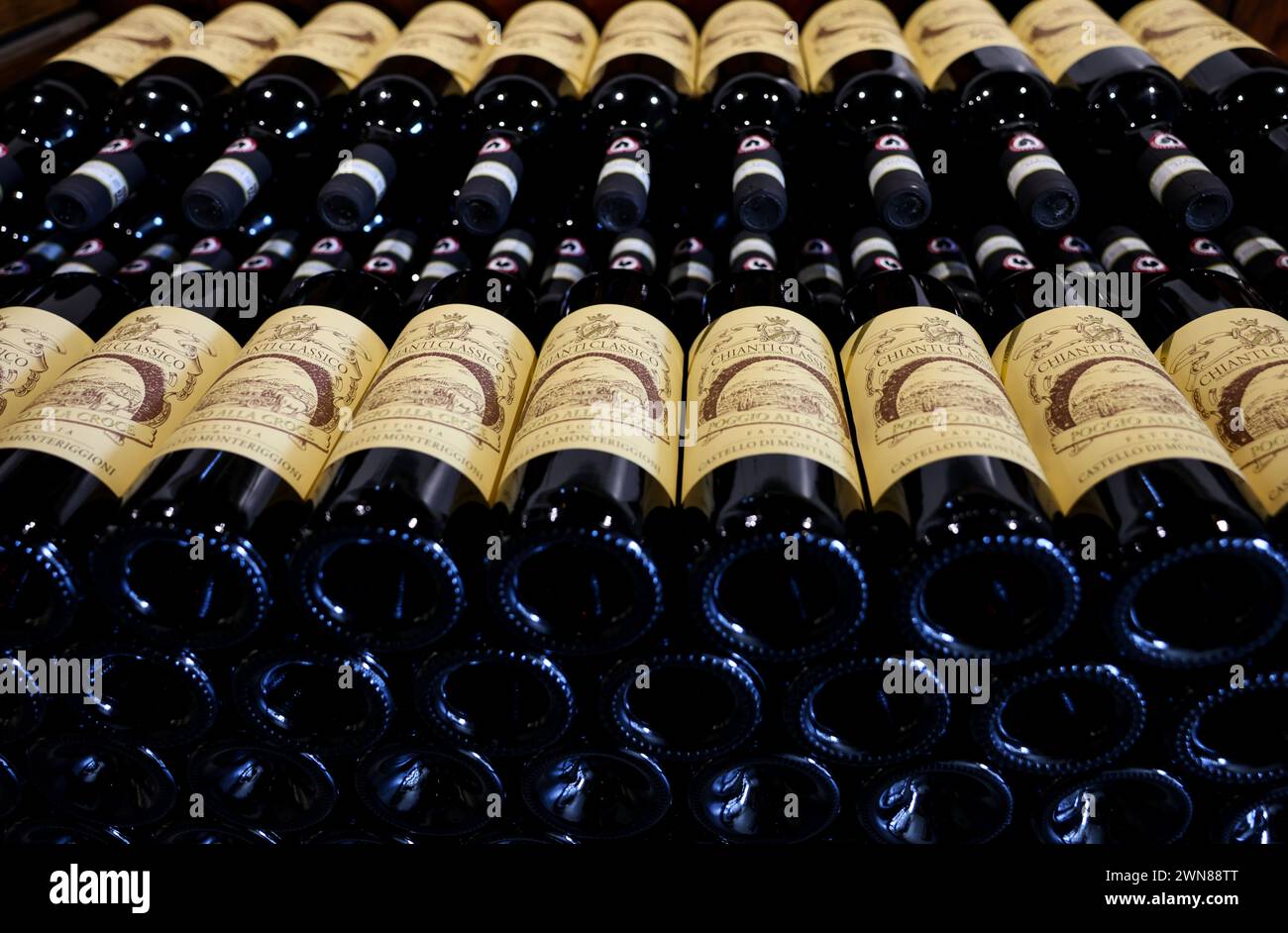 Monteriggioni, Italien - 17. September 2022: In einem Weinladen in Monteriggioni bei Siena wurden ordentlich Flaschen mit Chianti Classico zubereitet. Italien Stockfoto