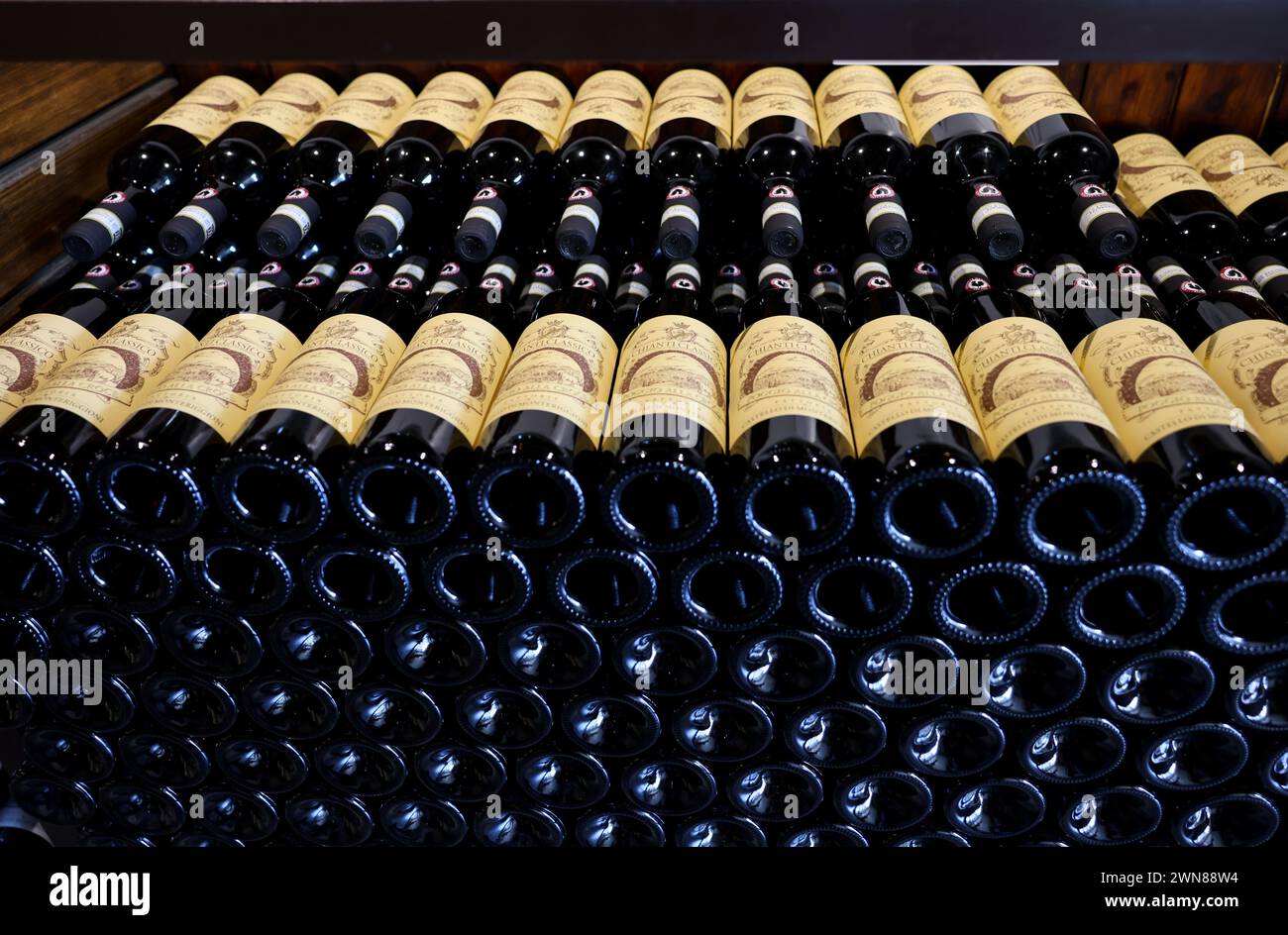 Monteriggioni, Italien - 17. September 2022: In einem Weinladen in Monteriggioni bei Siena wurden ordentlich Flaschen mit Chianti Classico zubereitet. Italien Stockfoto