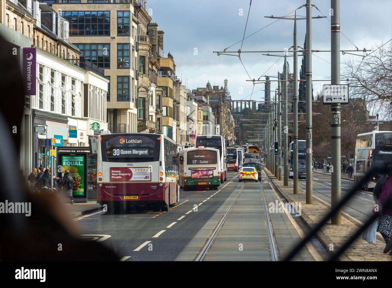 Eine Fahrt mit dem Fahrer auf die Princes Street von einer Straßenbahn aus Edinburgh Stockfoto