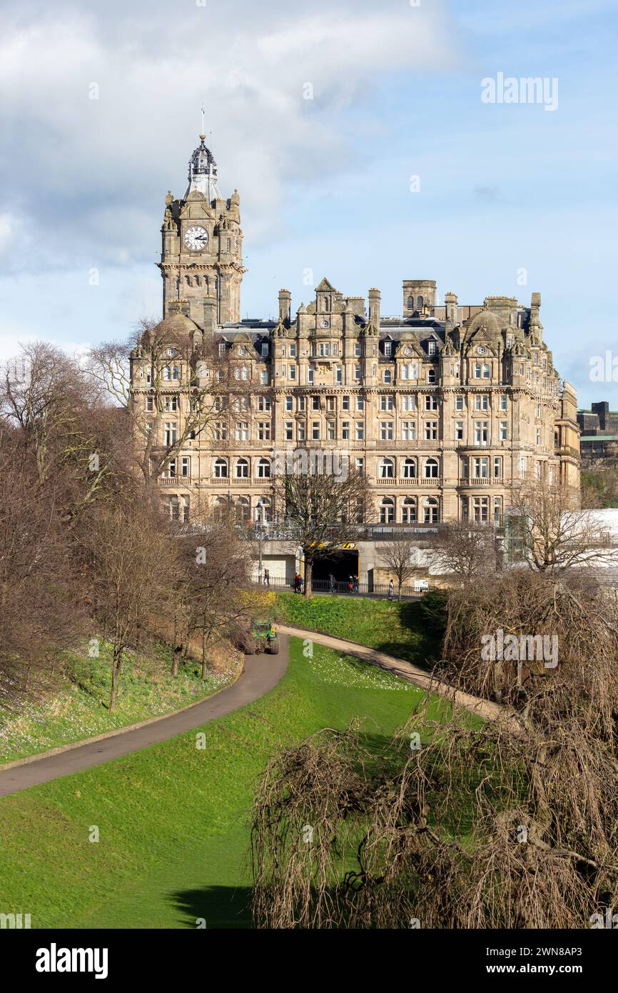 Balmoral Hotel in Edinburgh mit Princess Street Gardens im Vordergrund. Stockfoto