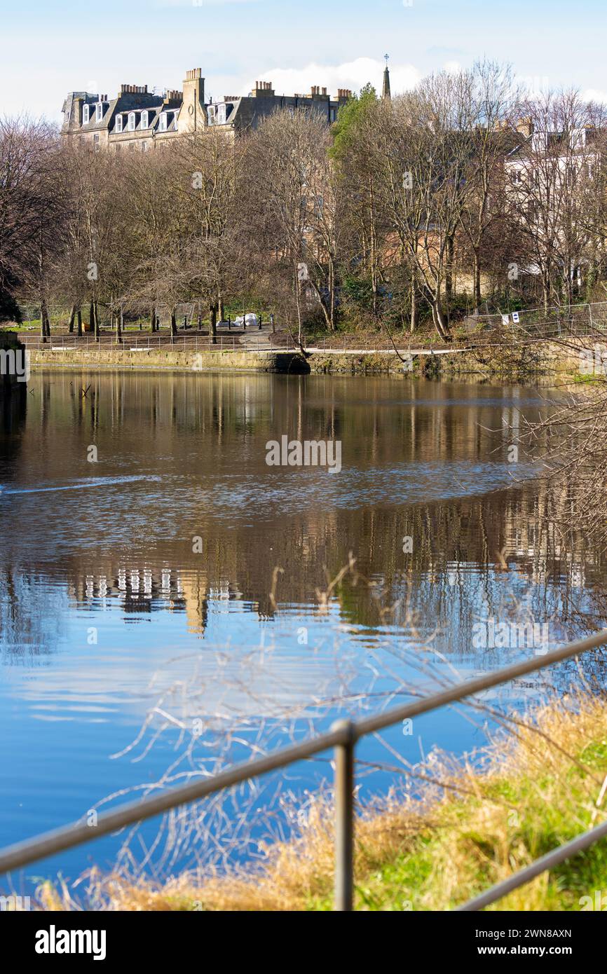 Spaziergang entlang des Water of Leith Fußwegs in Edinburgh an einem sonnigen Februartag. Stockfoto