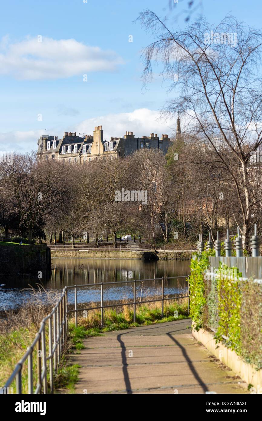 Spaziergang entlang des Water of Leith Fußwegs in Edinburgh an einem sonnigen Februartag. Stockfoto